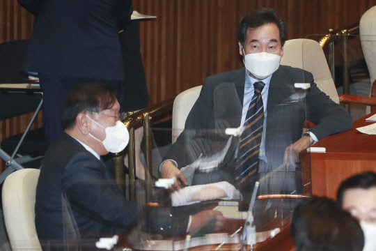 더불어민주당 이낙연 상임선거대책위원장이 24일 오후 서울 여의도 국회에서 열린 본회의에 참석해 있다. 연합뉴스